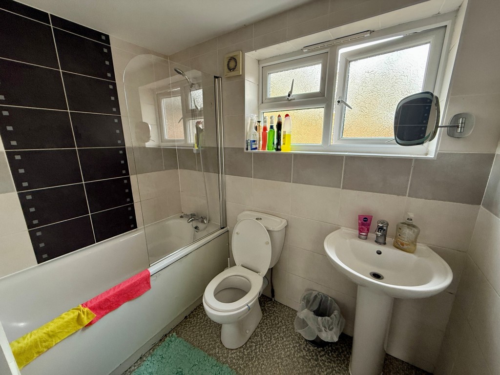 Lot: 84 - HIGH STREET INVESTMENT WITH POTENTIAL - Bathroom with W.C.